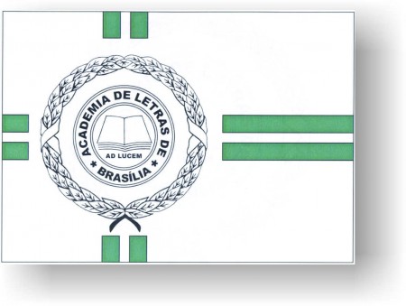 Em um campo retangular de Prata (banco), símbolo falante da Paz, com 14,0 x 20,0 m, nas mesmas proporções da Bandeira Nacional, assenta-se uma cruz estilizada de duas faixas 